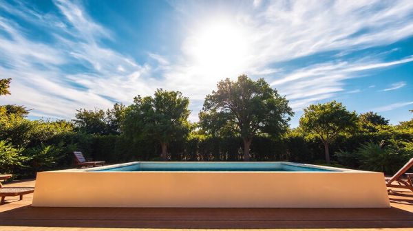 5 avantages d'une piscine coque rectangulaire à installer chez soi