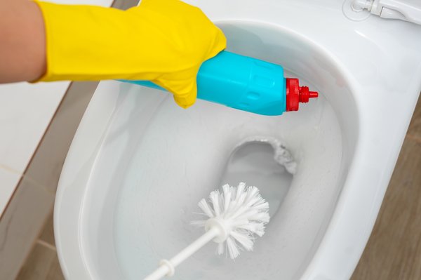 Acide chlorhydrique dans les toilettes : danger ou solution ?