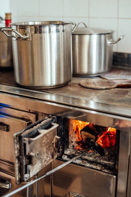 Découvrez les avantages des cuisinières à bois modernes et rustiques