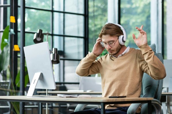 Pied de bureau : lequel choisir pour une ergonomie au travail ?